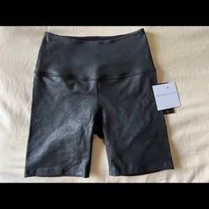NWT Beyond Yoga Viper 7” High Waist Biker Shorts Black Women’s Small